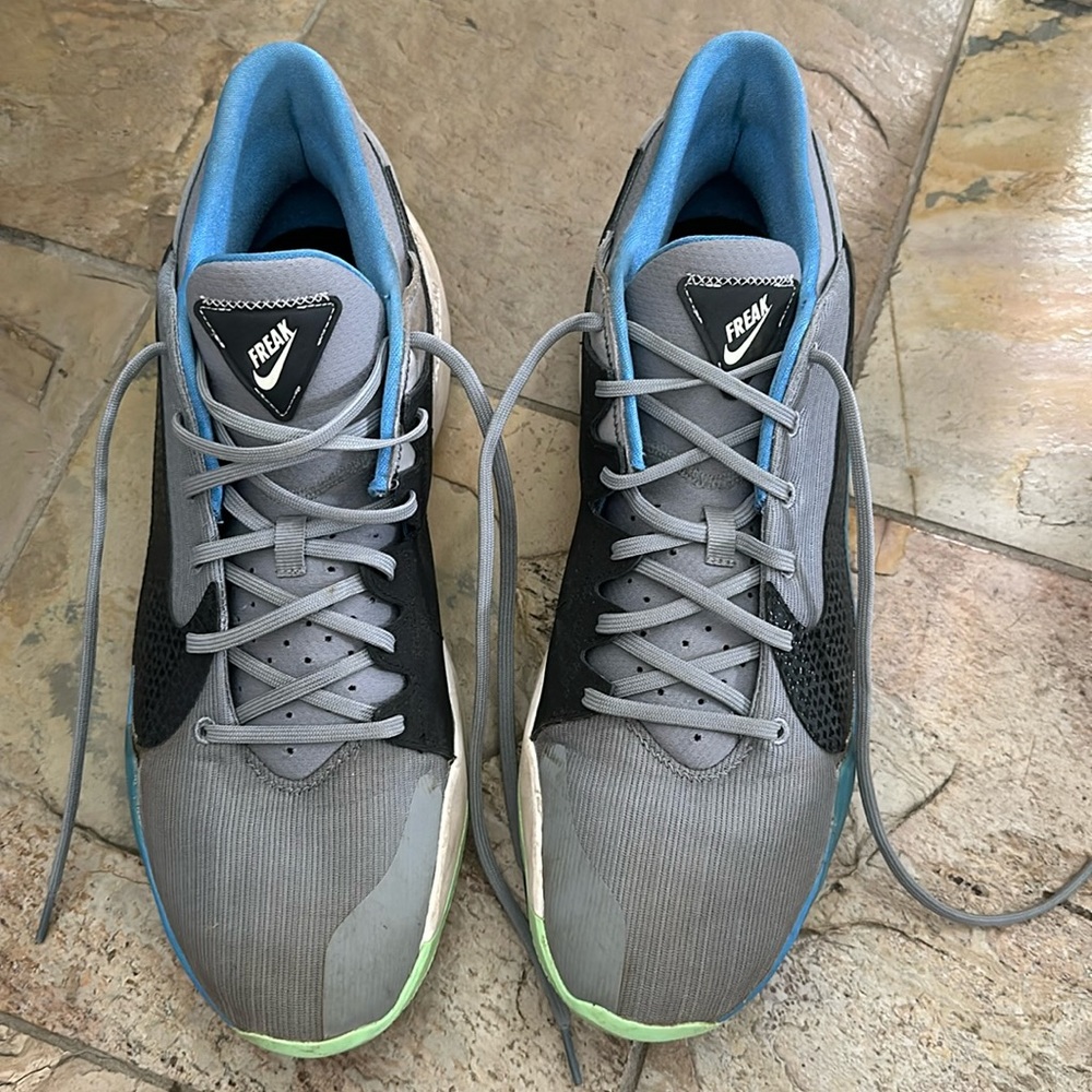 Nike giannis athletic shoes men’s size 16